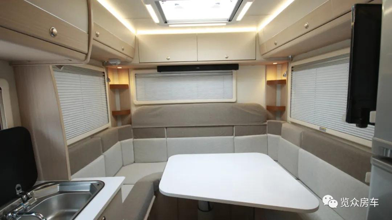 帶老人孩子出行，適合選這款房車