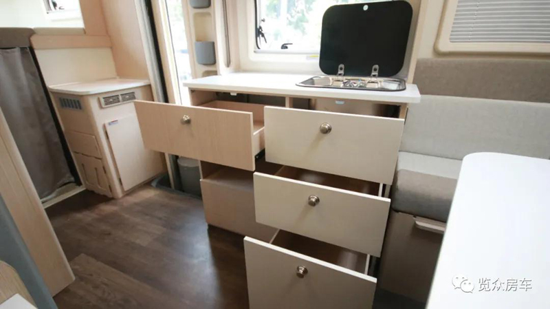 帶老人孩子出行，適合選這款房車