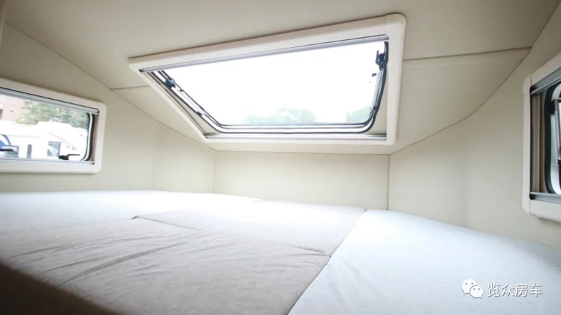 兩張雙人床，使用還方便的房車