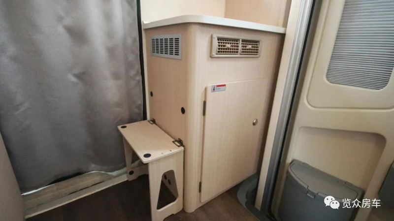 兩張雙人床，使用還方便的房車