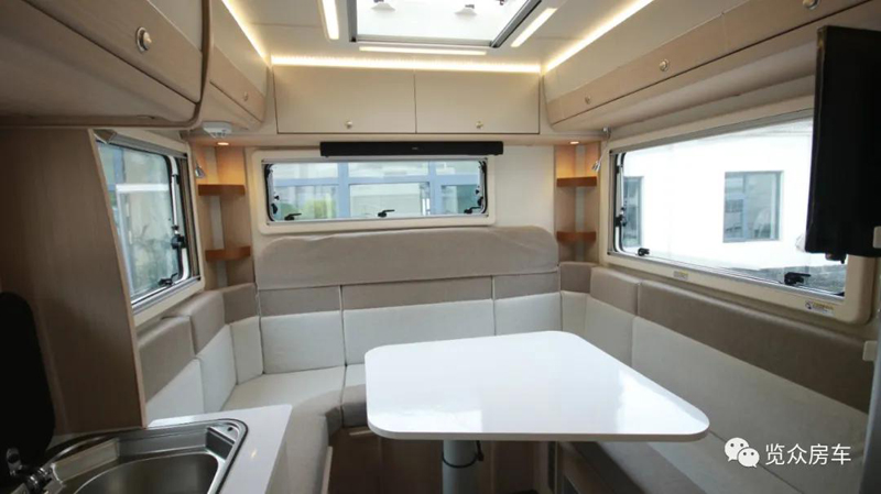 兩張雙人床，使用還方便的房車