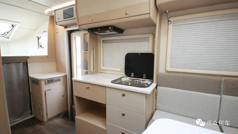 兩張雙人床，使用還方便的房車