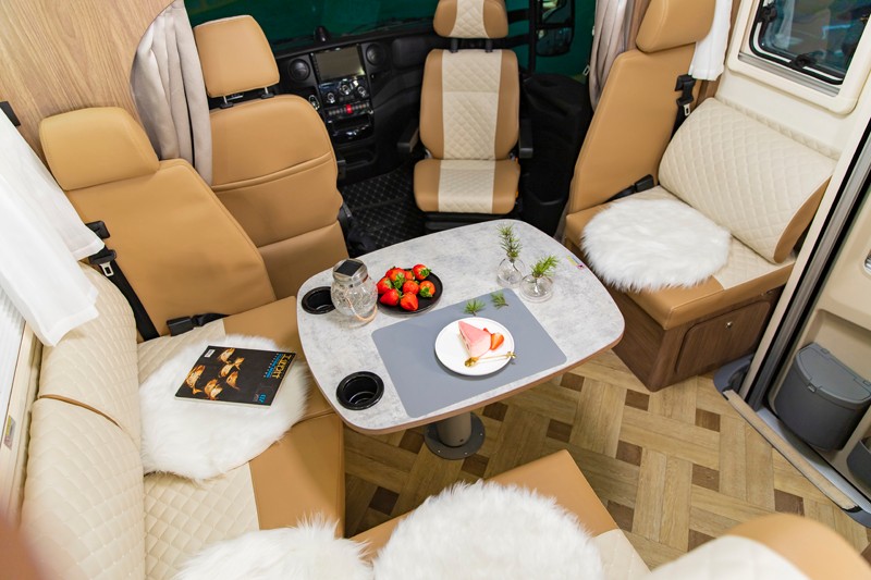 這兩款自動擋房車您會選哪款? 這兩款自動擋房車您會選哪款?