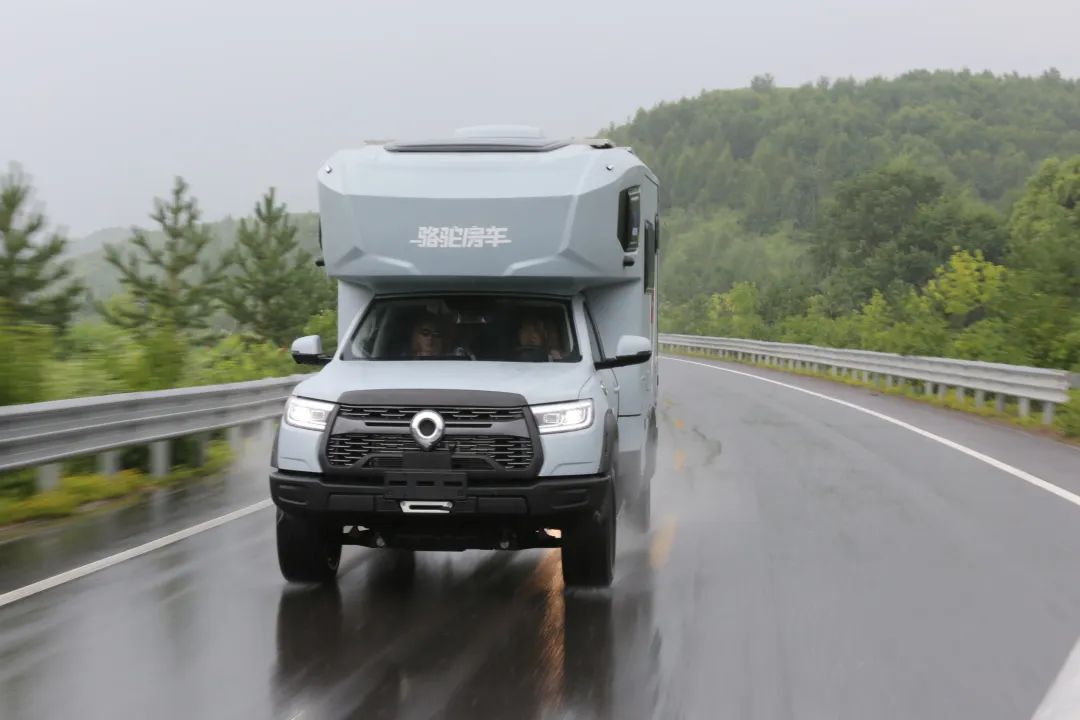 你問(wèn)何為自由?讓我?guī)闳タ纯矗? alt=